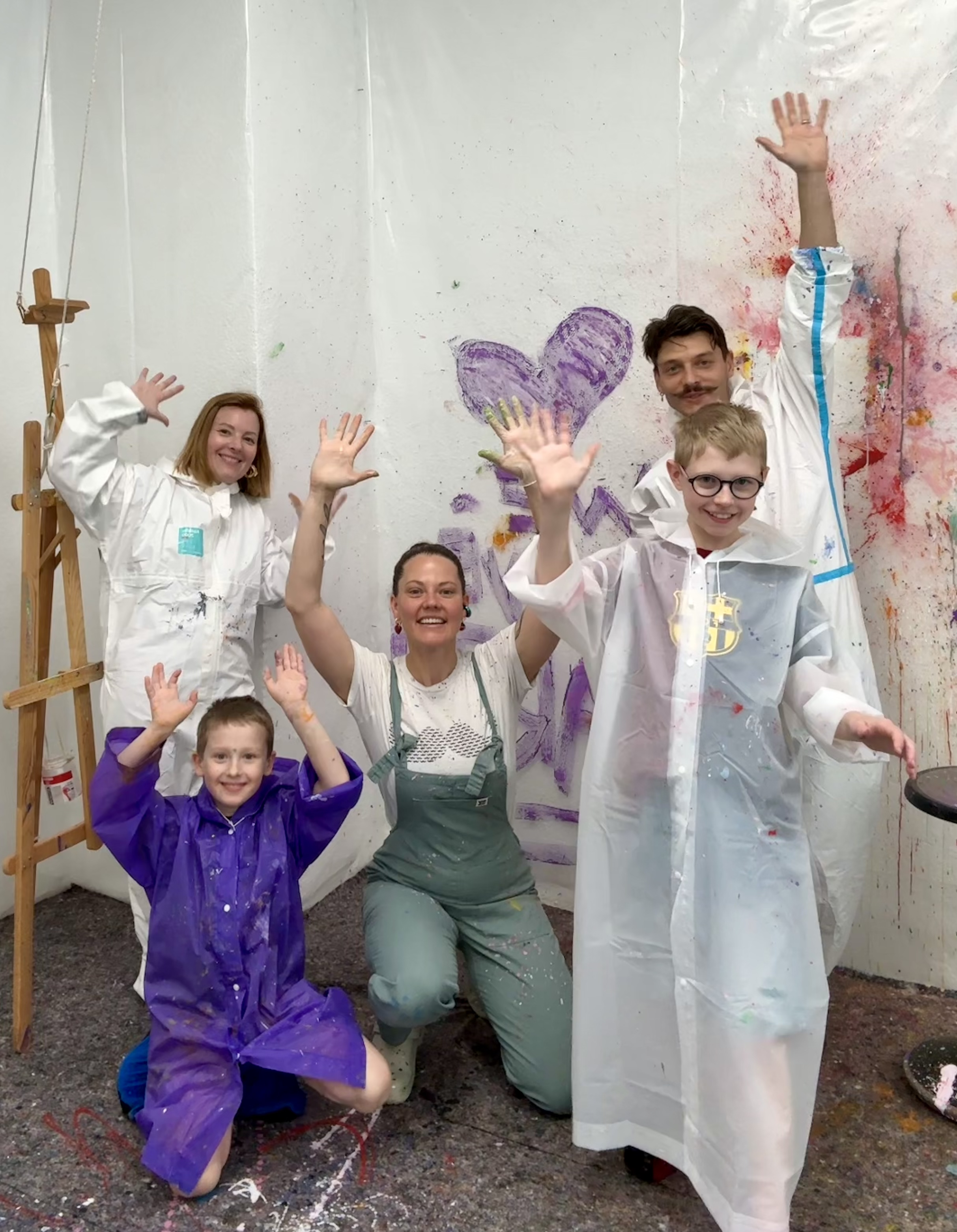 Familia disfrutando de una sesión de arte en SplashPlay