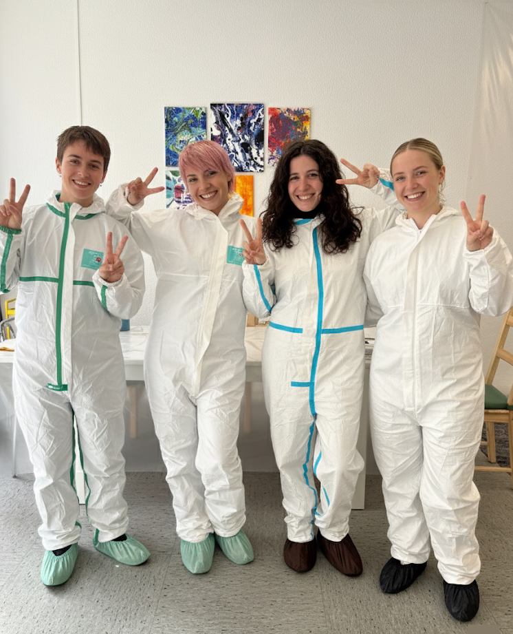 Amigos disfrutando de una sesión de arte lúdica en SplashPlay